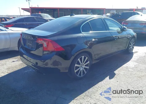 2016 Volvo S60 T6 Drive-E Platinum z USA, uszkodzony, nr VIN YV149MFM1G2397879